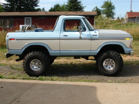 1978 Ford Bronco - This lifted 1978 Ford Bronco features a two-tone paint scheme with light blue and tan panels.