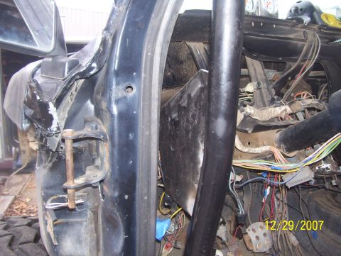 1978 Ford Bronco - The interior of a vehicle shows exposed wiring and a roll cage, with a visible date stamp from 2007.