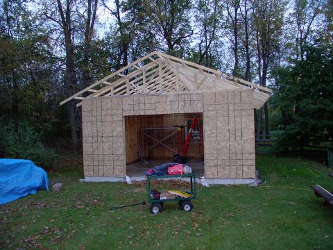 1986 Ford Bronco - Ladders and trusses up. Nearly ready for roof sheathing and none too soon, rain season is here.
