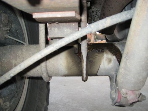 1996 Ford Bronco - Fluid leak observed on the rear axle and suspension of a 1996 Ford Bronco.