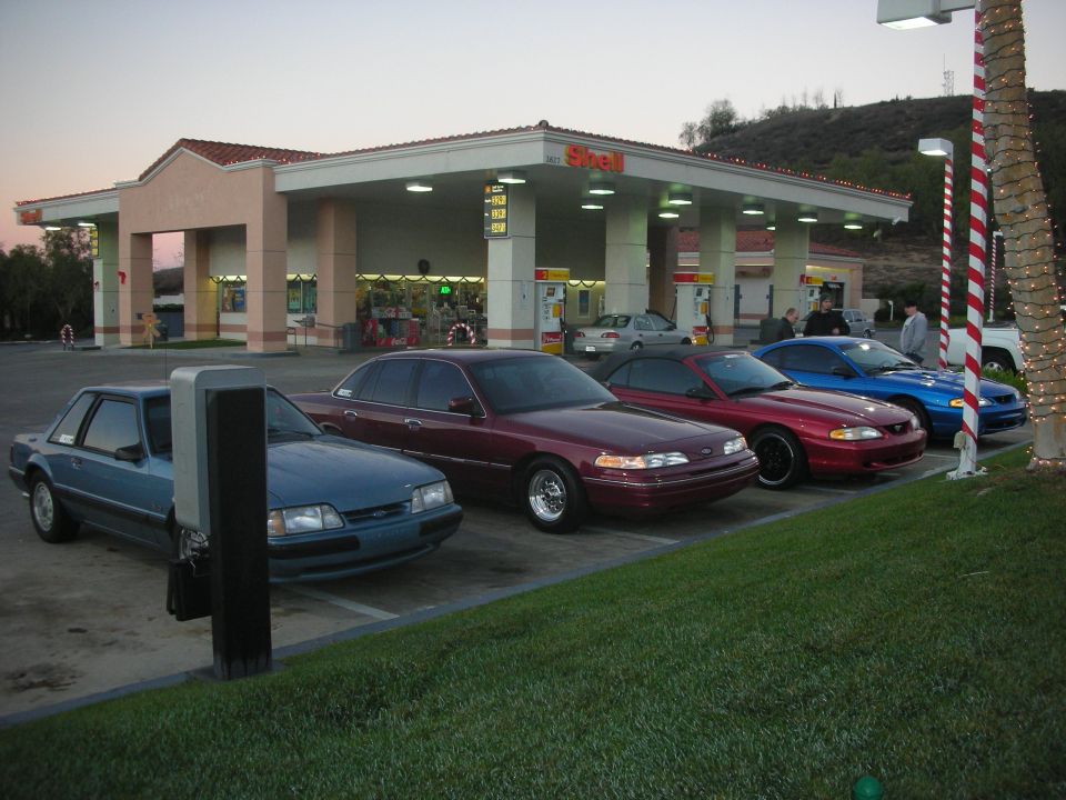 1992 Ford Crown Victoria and three other cars parked at a Shell gas station