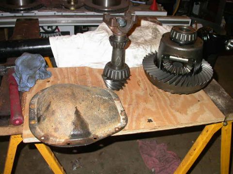 1990 Ford Bronco - 10.25 limited slip carrier with 4.10 gears and diff cover.