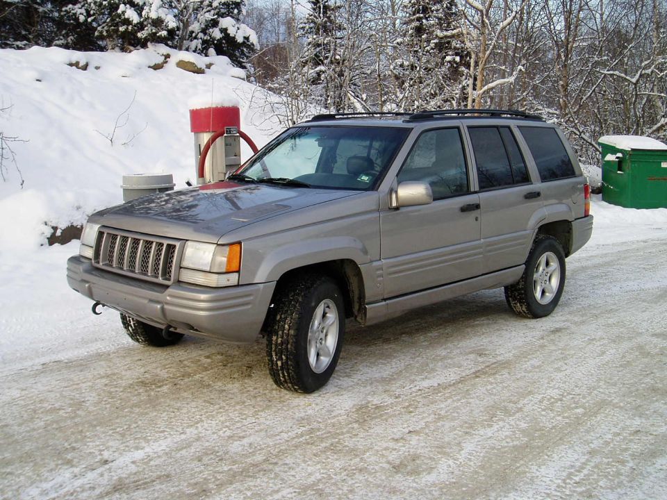 Silver Jeep Grand Cherokee parked on a snowy road