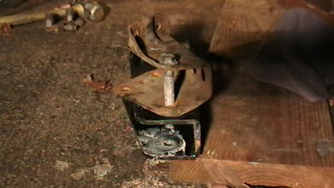 1995 Ford Bronco - Photo taken to show that brackets are lined up where the axle pivot bolt goes
