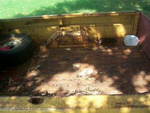 1971 Ford F-250 - bed surface rust