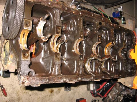 1978 Ford Bronco - Crankshaft out, bearings even dont look bad.