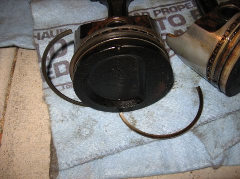 1978 Ford Bronco - No surprise to find a busted ring on the No.1 piston, the only cylinder with low compression.