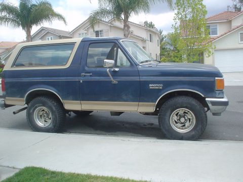1986 Ford Bronco - This Ford Bronco has a two-tone paint scheme with a blue body and tan trim.