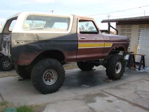 1979 Ford Bronco - This lifted 1979 Ford Bronco features a two-tone paint scheme and aggressive off-road tires.