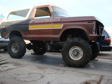 1979 Ford Bronco - This lifted Ford Bronco has a two-tone paint scheme with a yellow stripe.