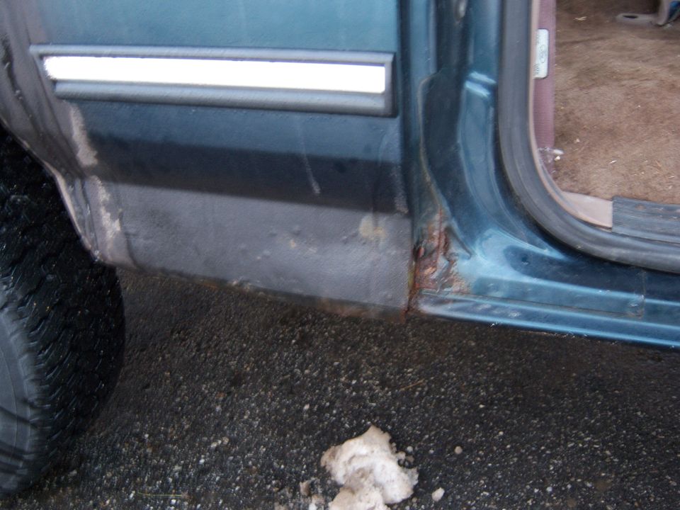 1995 Ford Bronco side view showing rusted rocker panel and door sill