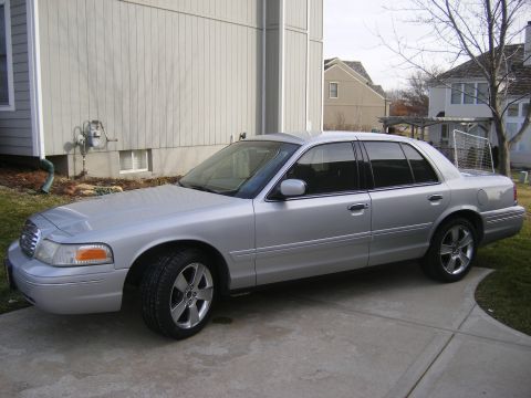 2001 Ford Crown Victoria photo