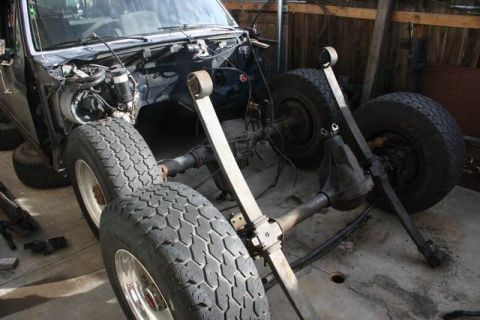 1991 Ford Bronco - Front leaf spring suspension and axle assembly of a 1991 Ford Bronco.