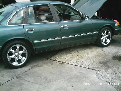 1995 Ford Crown Victoria photo
