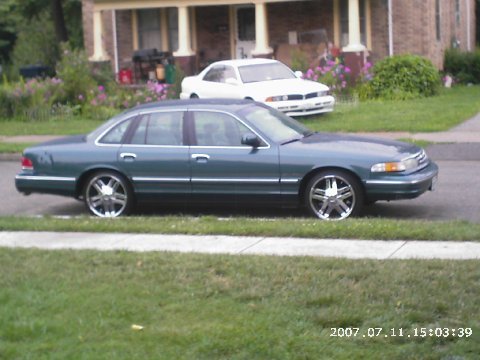 1995 Ford Crown Victoria photo