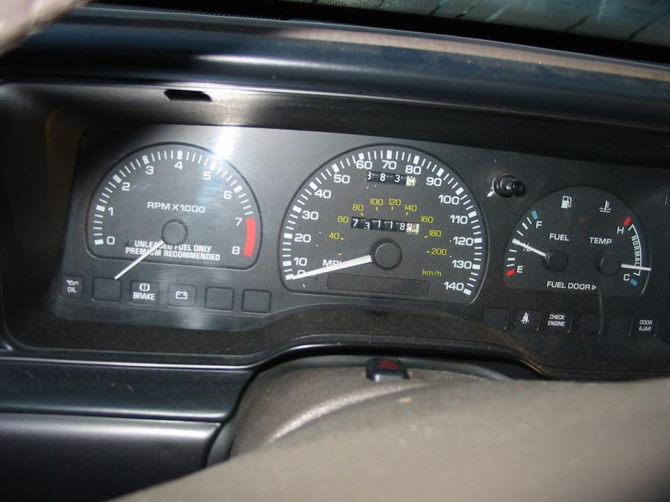 Analog gauge cluster with 8000 rpm tach, 140 mph speedometer and 73,118 mile odometer