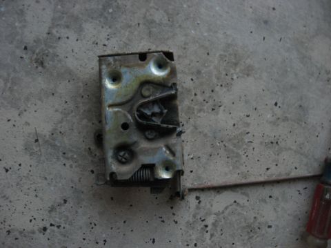 1978 Ford Bronco - Original rod-operated latch.
