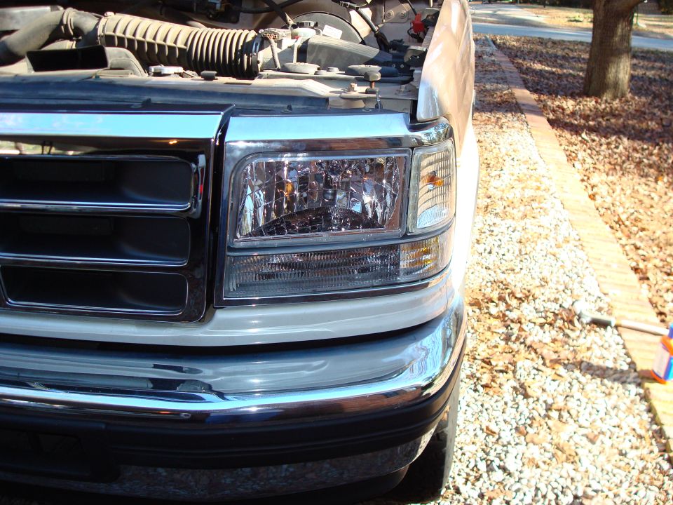 1992 Ford Bronco front grille and headlight