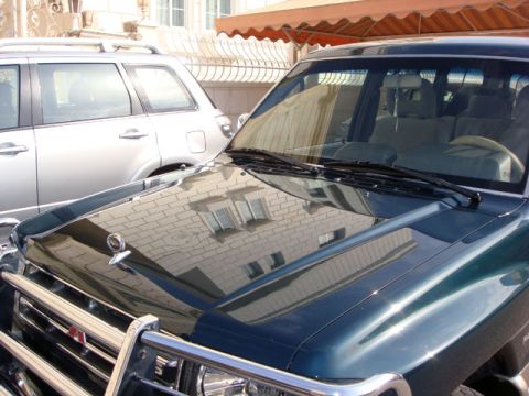 2000 Mitsubishi Montero - The grille and hood ornament suggest this is a 1990s Mitsubishi Montero, not a 2000 model.