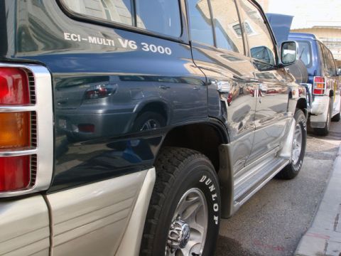 2000 Mitsubishi Montero - Side view of a 2000 Mitsubishi Montero, showing the rear quarter panel and a second Montero behind it.