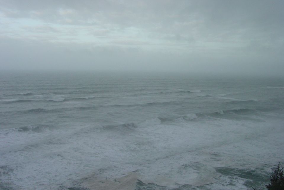 Ocean waves under a cloudy sky with a "SUPERMOTORS.NET" watermark