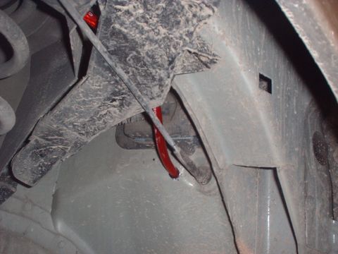 2000 Ford Taurus - Undercarriage view reveals suspension parts and a red hose, with Supermotors.net logo visible.