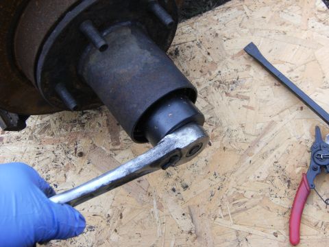 1992 Ford F-150 - 1/2" drive ratchet and the spindle nut socket