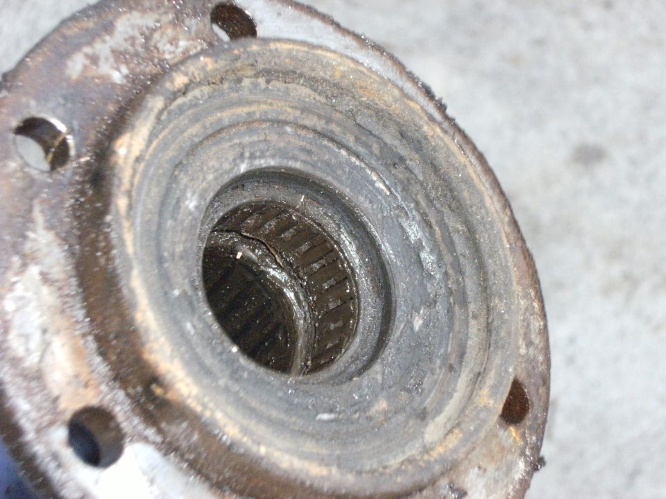 Best pic I have of the spindle bearings still in the spindle.