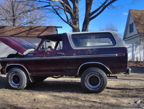 1996 Ford Bronco - This Ford Bronco appears to be from the late 1970s, not a 1996 model as claimed.