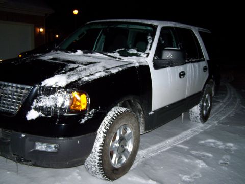 2004 Ford Expedition - A two-tone Ford Expedition sits in the snow, its front end black and the rest of the body white.
