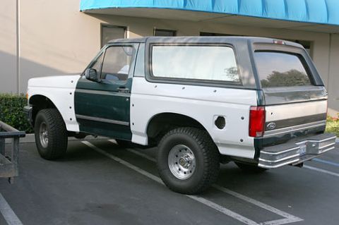 1986 Ford Bronco - This Ford Bronco appears to be from the early 1980s, not a 1986 model as claimed.