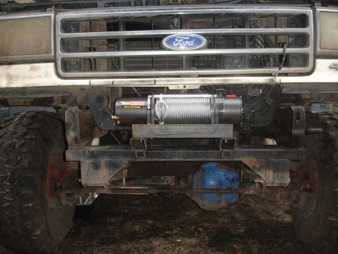 1989 Ford Bronco - A winch is mounted to the front grille of a 1989 Ford Bronco.