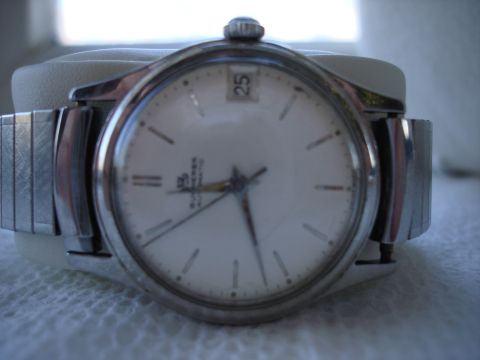 1994 Ford Bronco - Analog watch with a white face and metal band, showing the date 25.