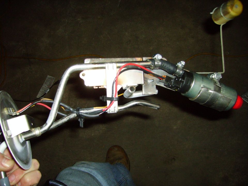 fuel pump assembly with float and hoses