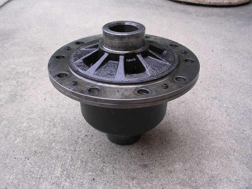 Differential part with a bolted flange and central shaft