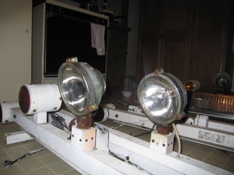 1991 Ford LTD Crown Victoria - This image shows a police car light bar with two large spotlights and a red light, not a 1991 Ford Crown Victoria LTD.