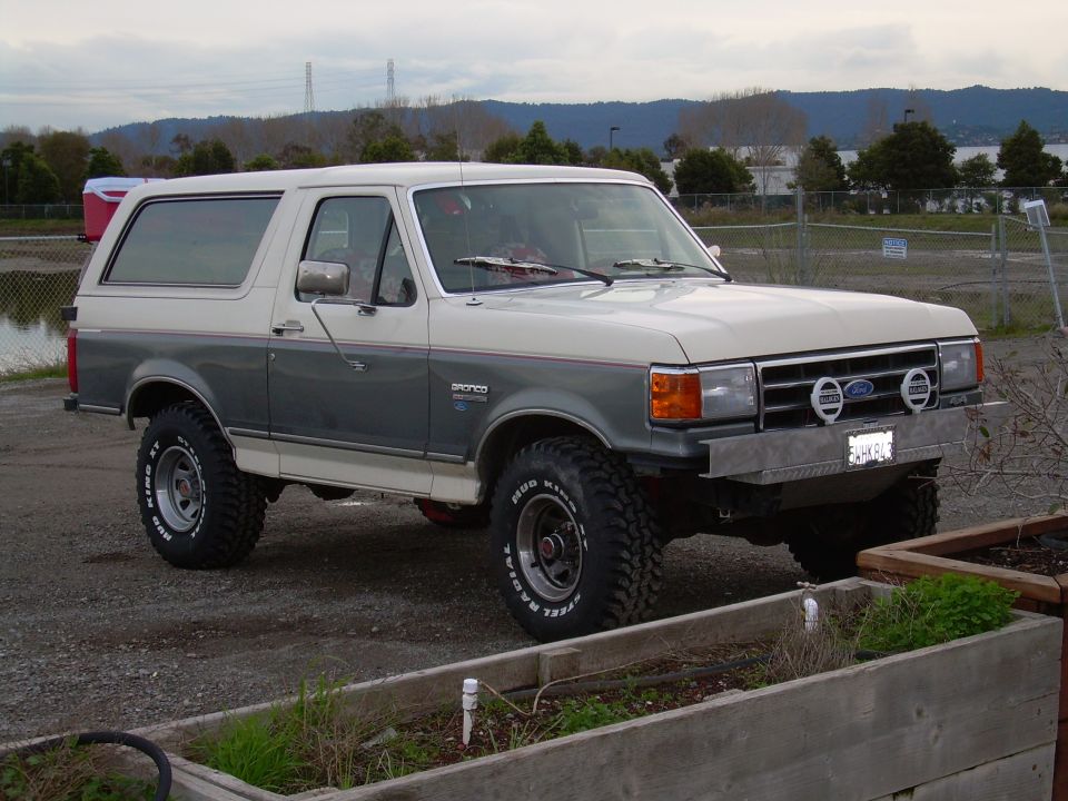 1991 Ford Bronco with two-tone paint and aftermarket bumper