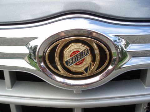 2007 Chrysler 300 - Close-up of the Chrysler badge on the front grille of a 2007 Chrysler 300.