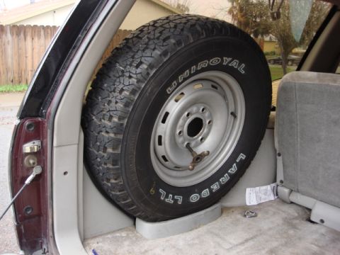 1983 Ford Bronco - ok- now for the rear amp. i looked and checked almost everywhere. i was going to cut a hidden box in the floor but this layout works fine f…