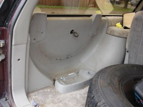 1983 Ford Bronco - there is alot of space here. i just need to move the anchor out some and do some trimming. here is the same spot with the tire moved.