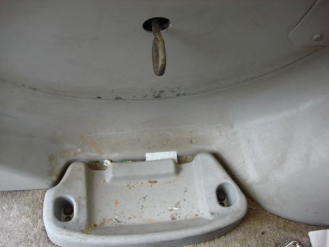 1983 Ford Bronco - this bottom mount is bolted with 14mm bolts thru the floor. i removed them and put the support to side. the large o-bolt is threaded into t…