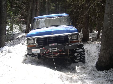 1979 Ford Bronco - Winchn in the snow