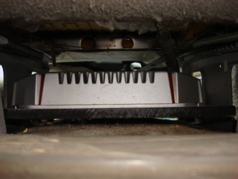 1983 Ford Bronco - i bolted the mount in place and this allowed the amp to float some.