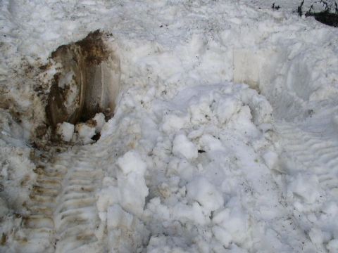 1979 Ford Bronco - This patch of snow complety sunk my 39.5s