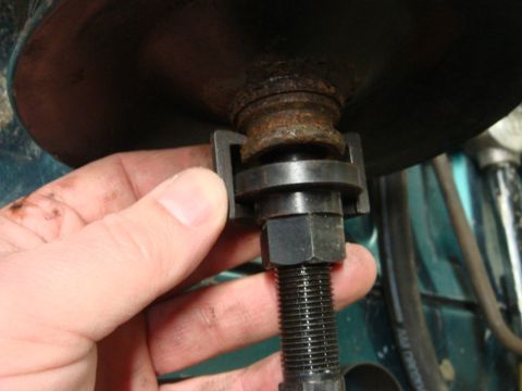 1996 Ford Bronco - Tool used to remove a power steering pump pulley from its shaft.