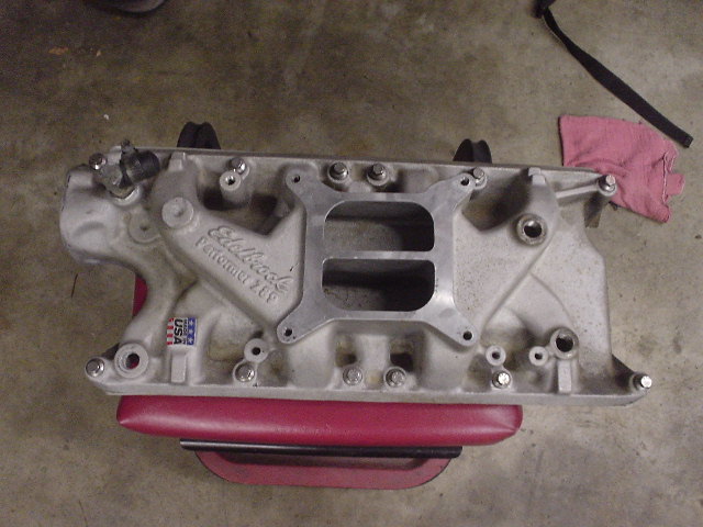 Edelbrock Performer 289 intake manifold with USA sticker