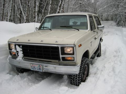 1980 Ford Bronco - Driving to my cabin at full pressure without chains.