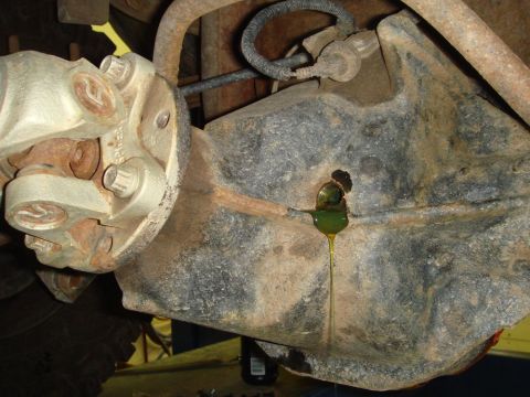 1996 Ford Bronco - Differential housing showing fluid leakage from the fill plug.