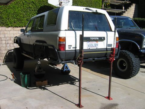 1985 Toyota 4Runner - Rear axle installation in progress on a 1985 Toyota 4Runner, with a second vehicle visible to the side.