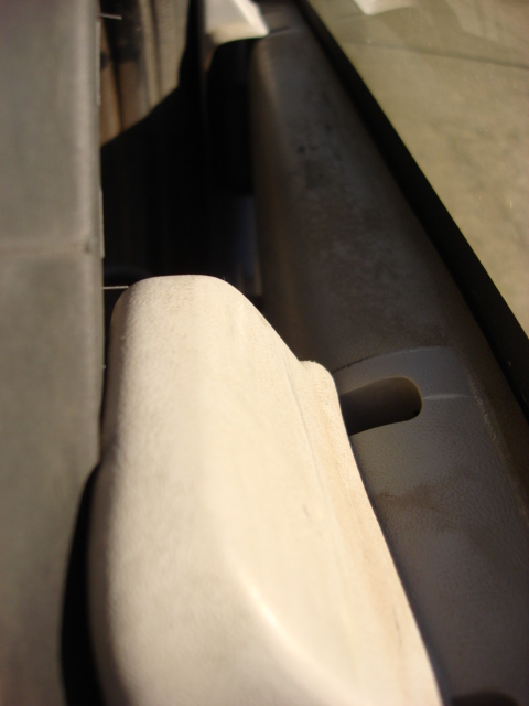 1983 Ford Bronco - you can see where the old tire stops were and where they are now. the tire does not move at all and is secure.